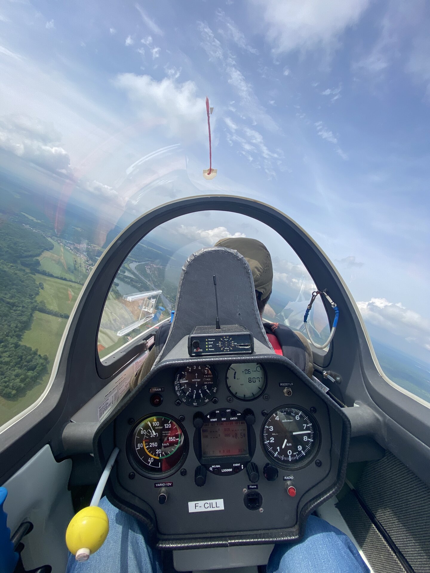 Aux commandes en planeur, vue sur le tableau de bord