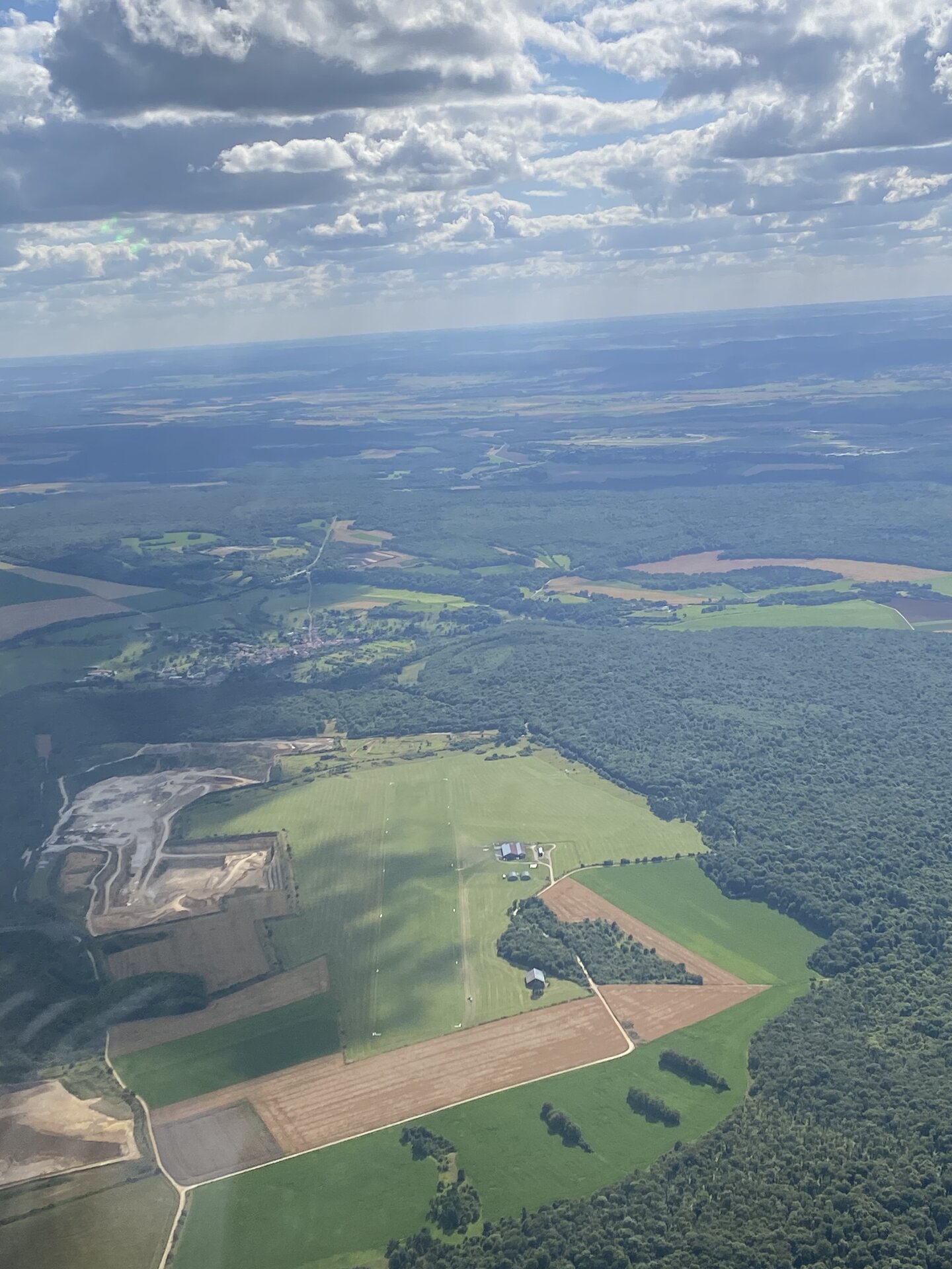 Vue aérienne du terrain de l'Aéro-Club Albert Mangeot à Pont-Saint-Vincent